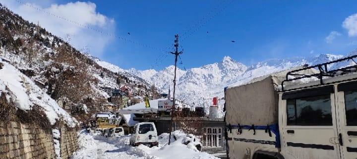 लाहुल-स्पीति में बर्फबारी शुरू,खराब मौसम में बाहर न जाने की हिदायत