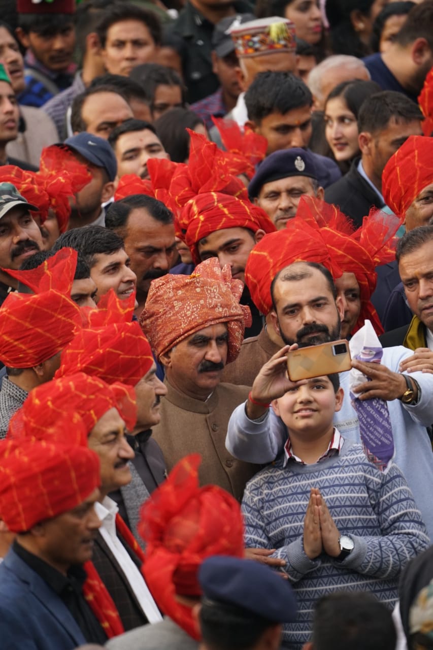 जलेब में डेढ़ किमी पैदल चले मुख्यमंत्री, लोगों में सेल्फी के लिए दिखा क्रेज