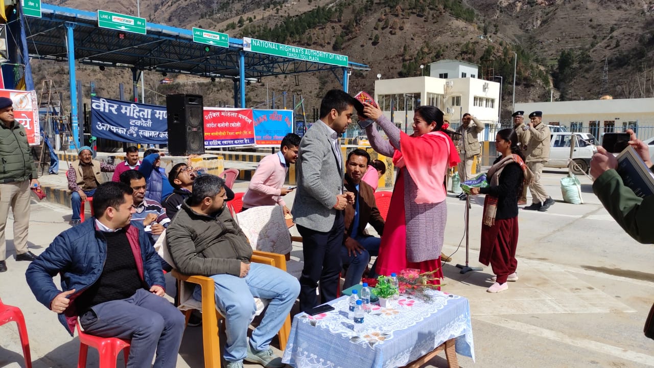 डीसी मंडी के आश्वासन के बाद युवा संघ टकोली ने खत्म किया धरना प्रदर्शन।