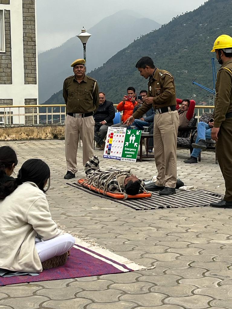 आपदा जागरूकता दिवस” ज़िला के सभी सरकारी व गैर सरकारी स्कूलों और अन्य संस्थानों जैसे आईटीआई, नर्सिंग संस्थानों और पॉलिटेक्निक संस्थान में मनाया