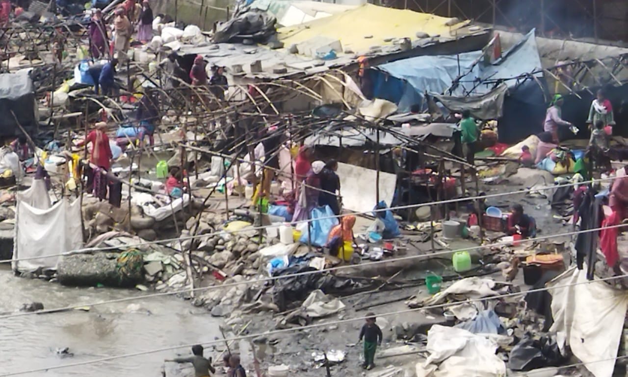 नगर पंचायत भुंतर ने अवैध झुग्गियां हटते ही सफाई के साथ की बाड़बंदी