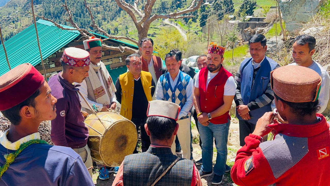 बंजार के गोपालपुर में महिला सम्मेलन,युवा नेता तेजा ठाकुर पहुंचे चीफ गेस्ट हुआ ढोल-नगाड़ों से स्वागत