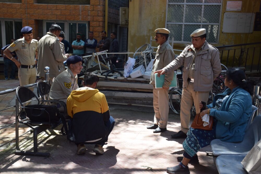 न्यूज अपडेट: राफ्ट पलटने के बाद छह पर्यटकों को बचाने में कामयाब रहे पायलट, एक पर्यटक की मौत