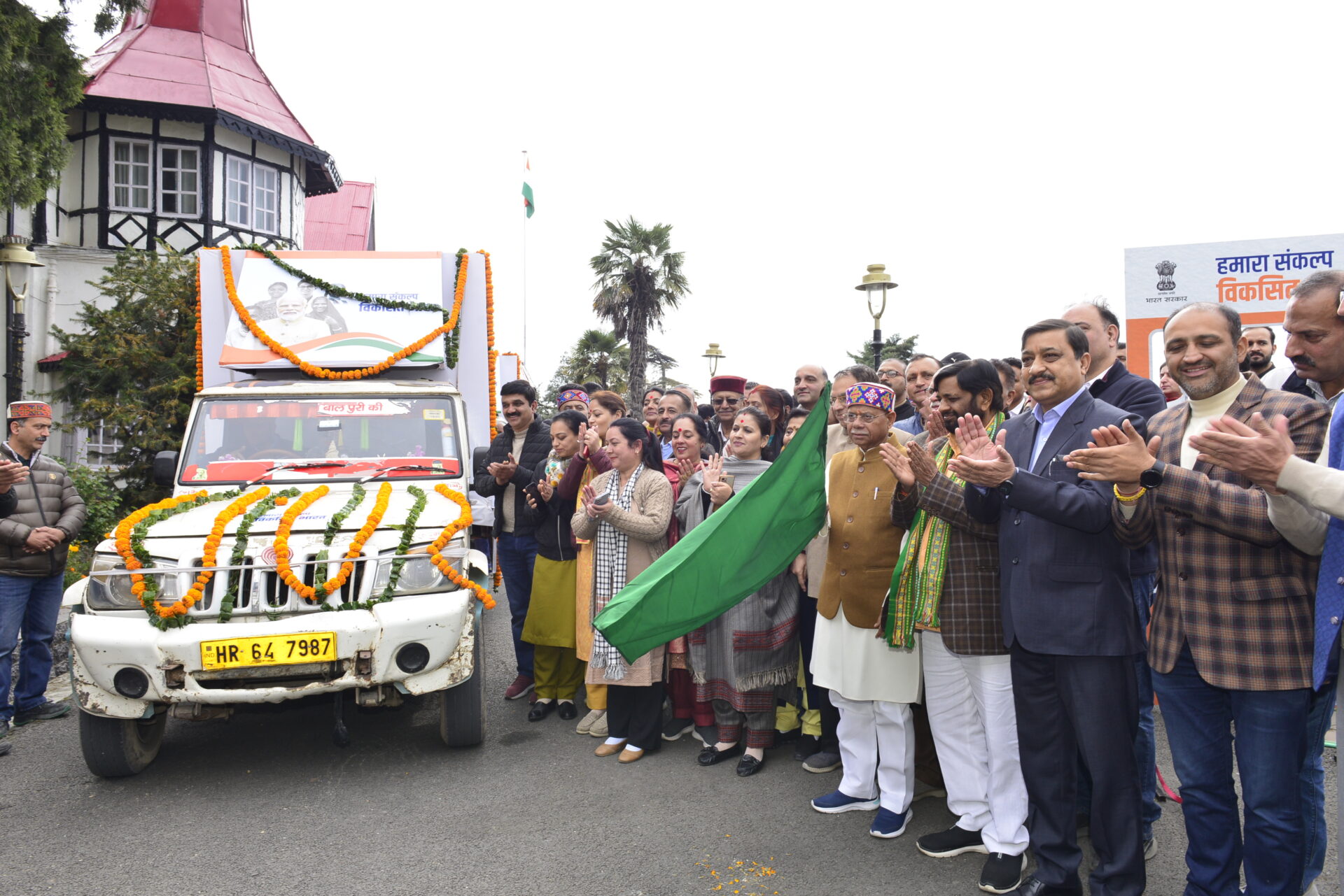 राज्यपाल ने विकसित भारत संकल्प यात्रा के वाहनों को हरी झंडी दिखा कर किया रवाना