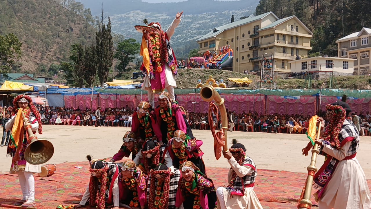 आनी मेले के दूसरे दिन महिला मंडल. स्कूली बच्चों व लोक कलाकारों ने पेश की लोकसंस्कृति की झलक