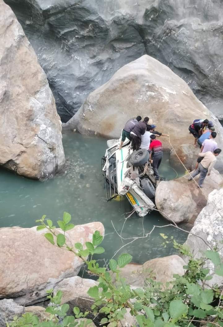 रामपुर की गानवी खड्ड में गिरी गाड़ी, एक की मौत, 2 घायल
