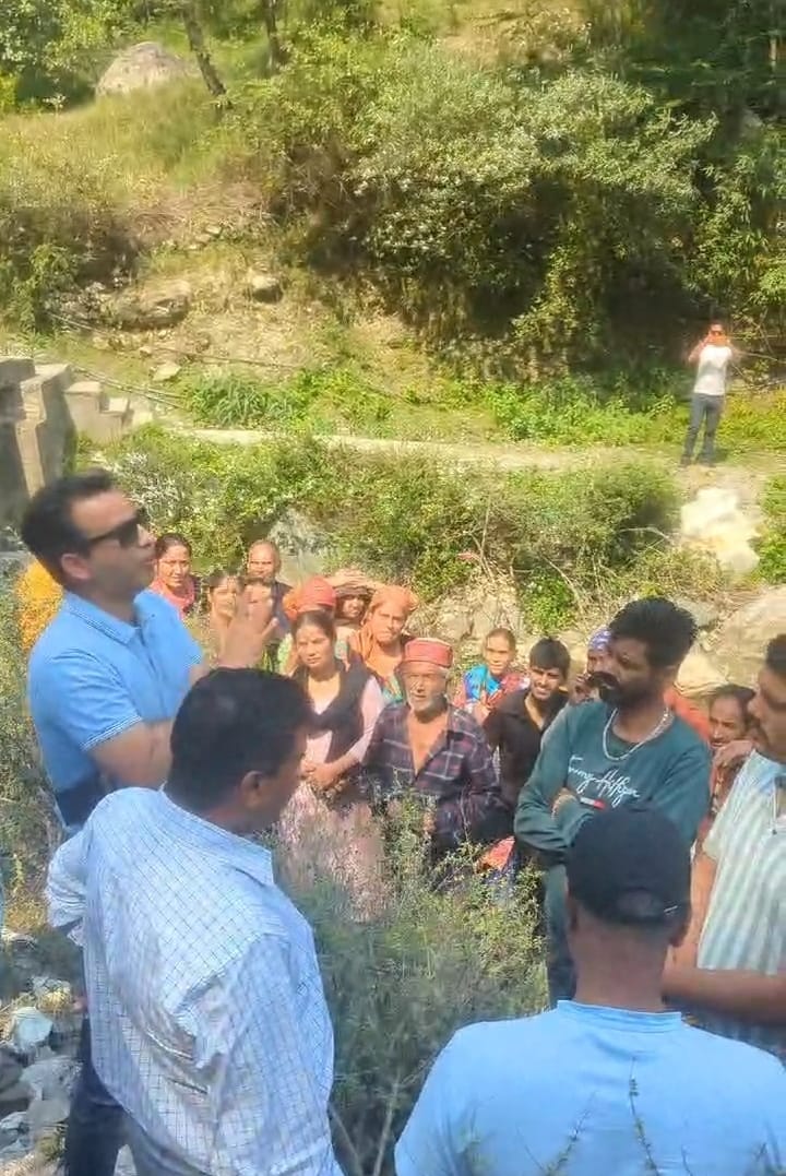 बंजार के तरगाली में कूड़ा डंपिंग साइट का विरोध,उठाऊ पेयजल योजना व देव स्थल होंगें दूषित, देखें वीडियो,,,,