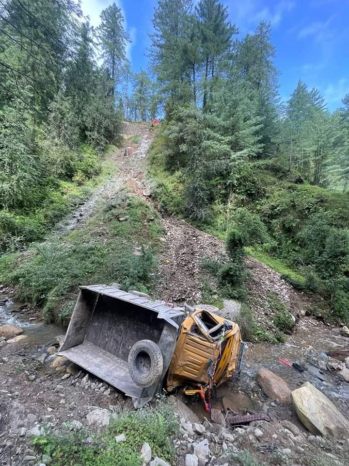 एक टिपर अनियंत्रित होकर खाई में जा गिरा, चालक की मौत