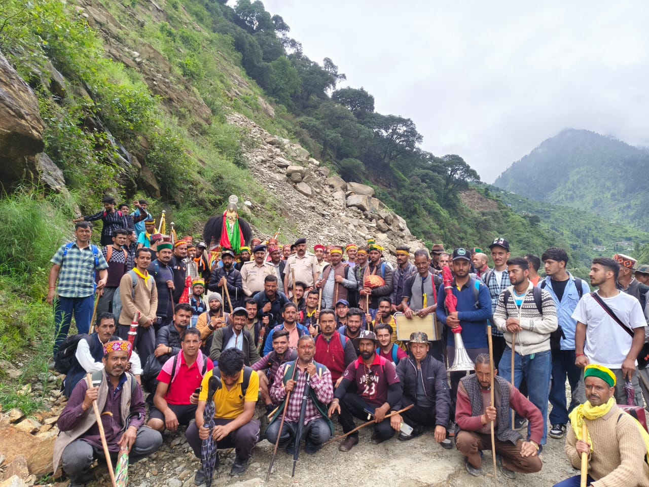 डीएसपी आनी चंद्र शेखर कायथ ने श्रीखंड महादेव की यात्रा पर गए 250 देवलूओं सहित 700 लोगों को किया रेस्क्यू