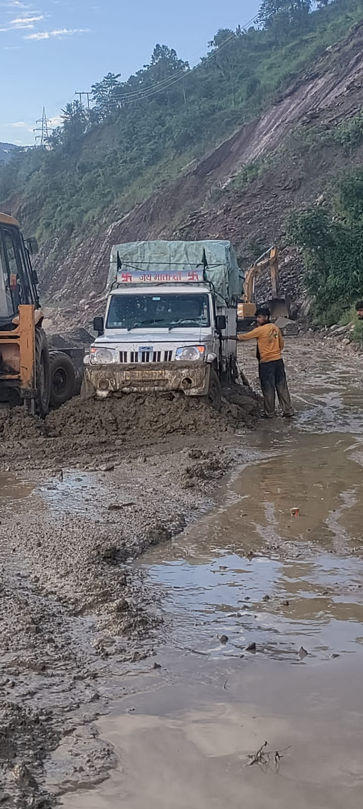 NH मंडी- पंडोह नौ मील के पास मलबा आने से मार्ग अवरुद्ध