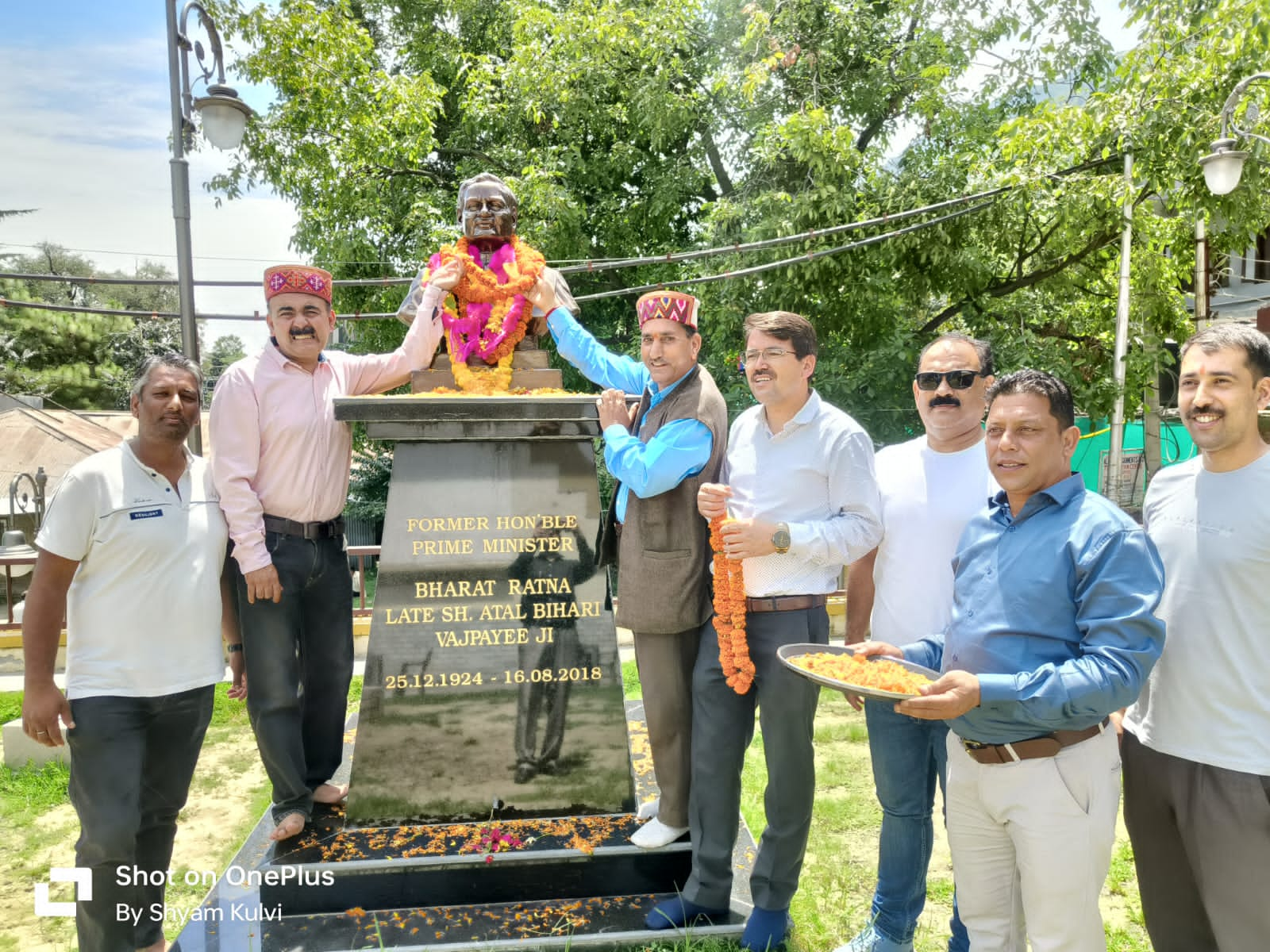 पूर्व प्रधान मंत्री अटल बिहारी बाजपाई की पुण्य तिथि पर अर्पित की पुष्पांजलि