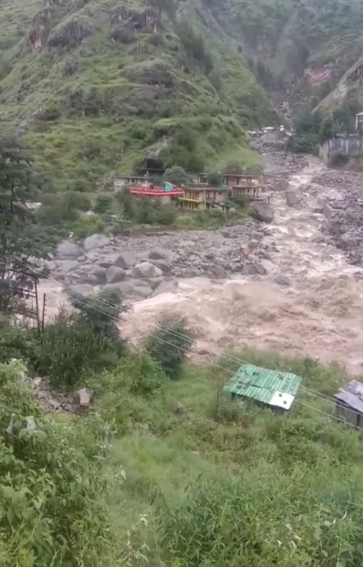 मणिकर्ण के ब्रह्मा गंगा में भयंकर बाढ़,क्षतिग्रस्त मंदिर बहा,10 मकानों को खतरा,लोगों ने भागकर बचाई जान