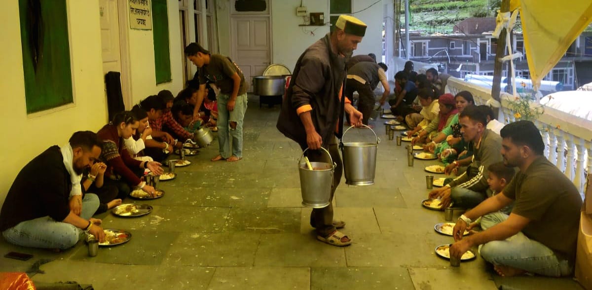 त्रिलोकीनाथ मंदिर में हर रविवार को होता है भंडारे का आयोजन,देखें तस्वीरें