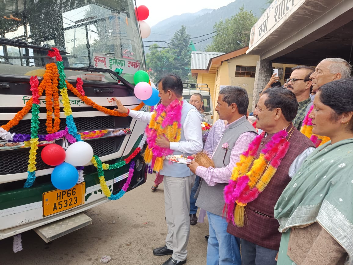 कुल्लू डुगीलग टनडारी बस को हरी झंडी दिखाकर रवाना करते हुए मुख्य संसदीय सचिव सुंदर सिंह ठाकुर