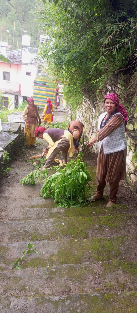 महिला मंडल कण्डा खमारला ने छेड़ा सफ़ाई अभियान