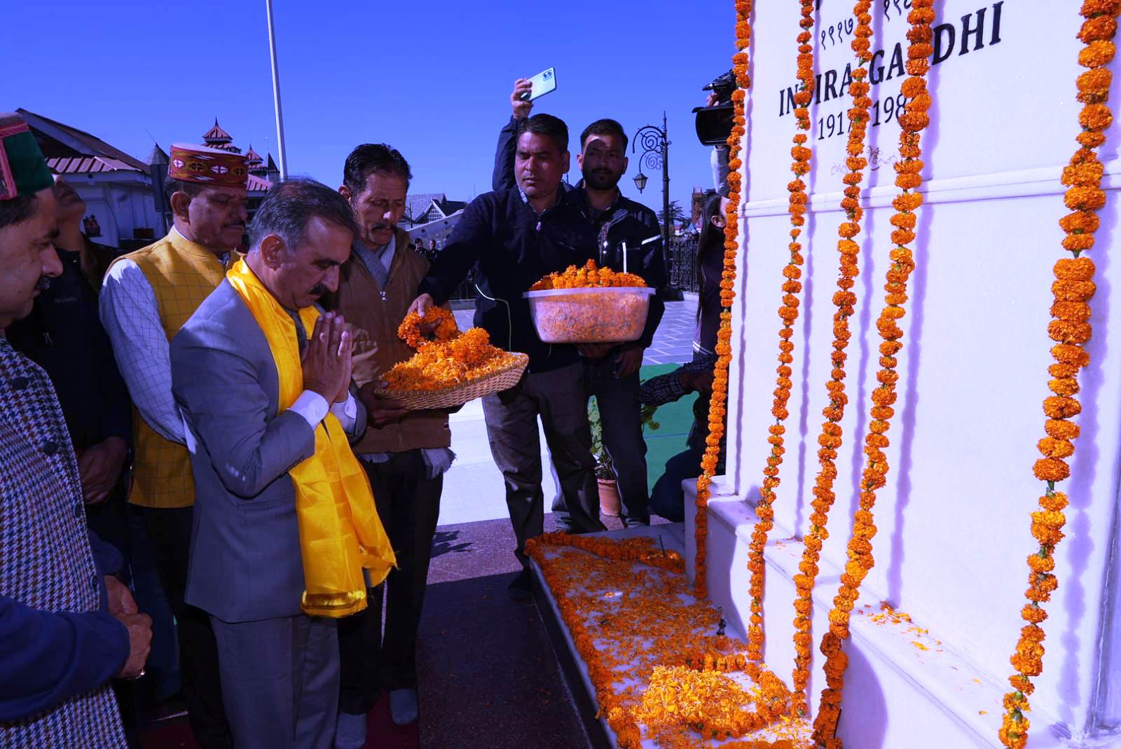 मुख्यमंत्री ने पूर्व प्रधानमंत्री इंदिरा गांधी की जयंती पर पुष्पाजंलि अर्पित की