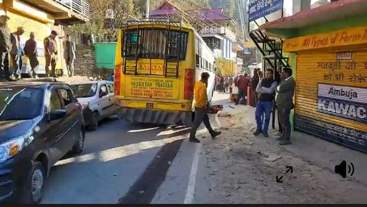 दर्दनाक हादसा: कुल्लू जिला के निरमंड के रैमू में निजी बस ने सड़क पार करती बुजुर्ग महिला को कुचला, महिला की मौके पर ही मौत