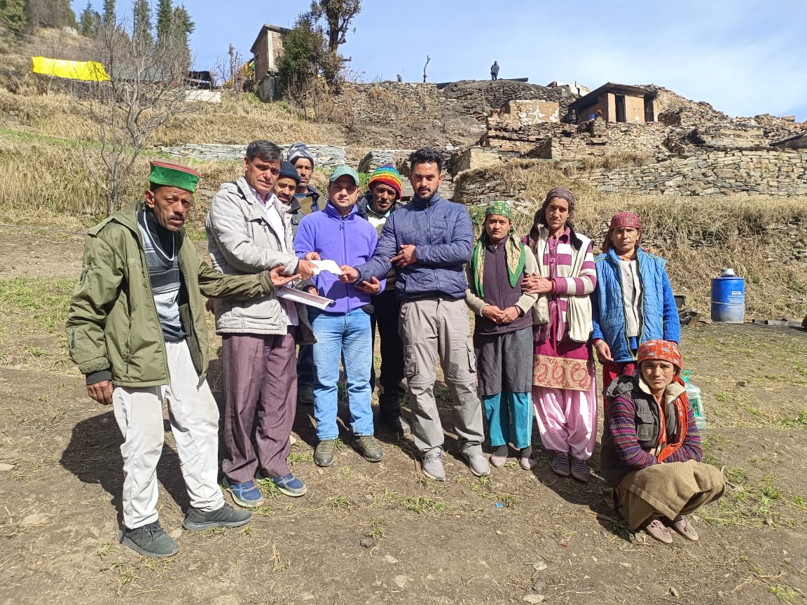 हिमाचल प्रदेश उच्च न्यायालय बार एसोसिएशन ने की अग्नि पीड़ितों की सहायता,महासचिव देवेंदर ठाकुर ने प्रभावितों को सौंपा 78500/ रूपए का चैक