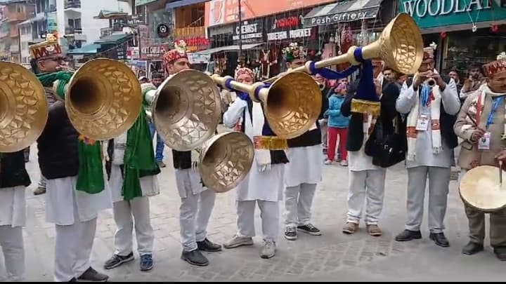 देखें वीडियो ,,,वाद्ययंत्र प्रतियोगिता ने विंटर कार्निवाल में मचाई धूम,भेखली,सरली व गाहर की टीमों ने माता दुर्गा के पास बजाया मुजरा